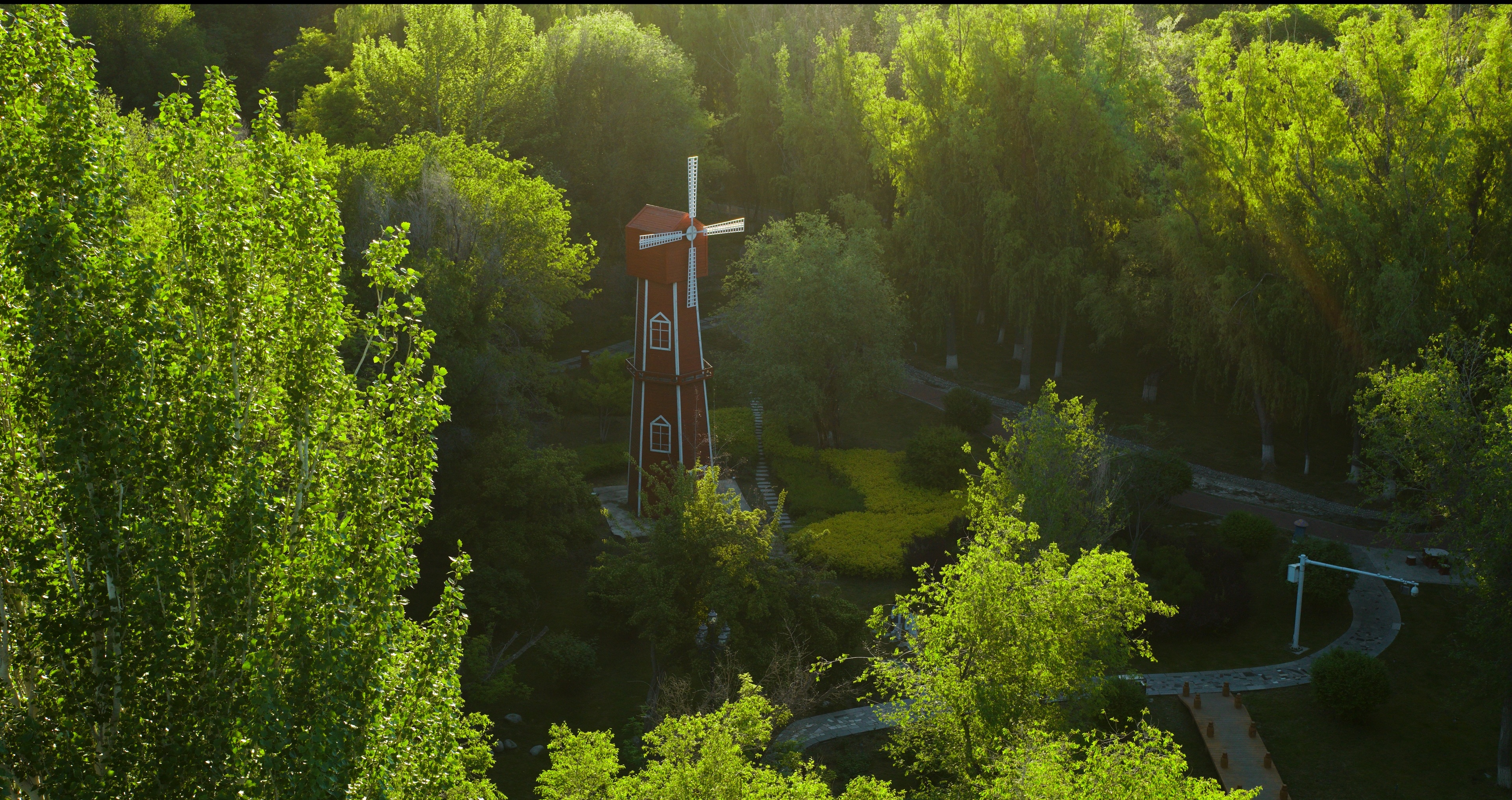 《晚风中的霍尔果斯》