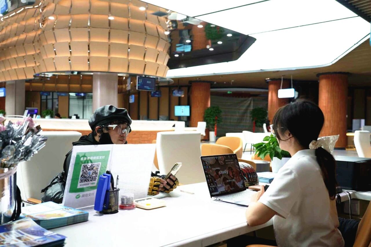 来霍尔果斯感受跨境旅游一站式服务