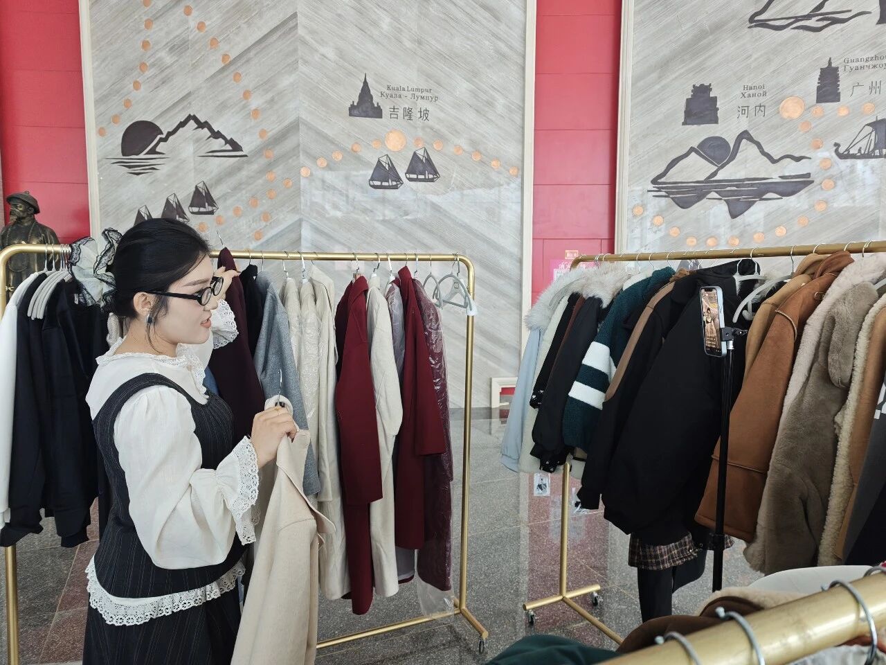 【奋进“十五五” 实干开新局】从指尖到基地 霍尔果斯跨境电商加速出圈